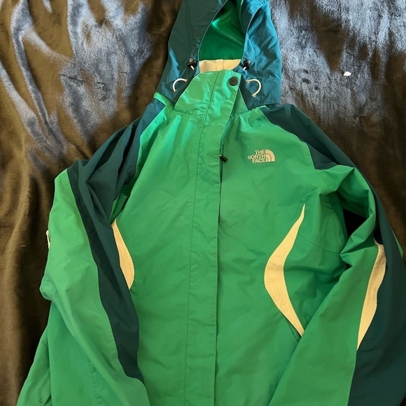 The NorthFace Women's Ski HyVent Jacket. - Picture 9 of 14